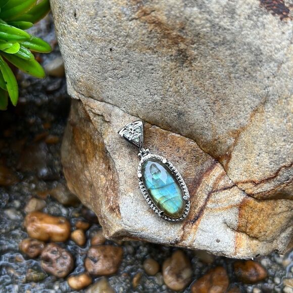 NIB Malagasy Labradorite & Peridot Solitaire Pendant, Stainless Steel Necklace - Picture 3 of 12